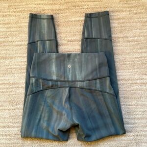Lululemon In Movement Tight 25" Everlux Linear Spray Dye White Deep Ocean Size 6